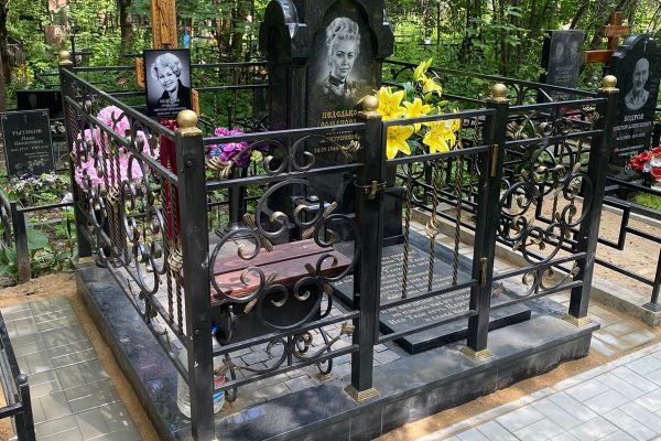 Надгробный комплекс на Волковском кладбище