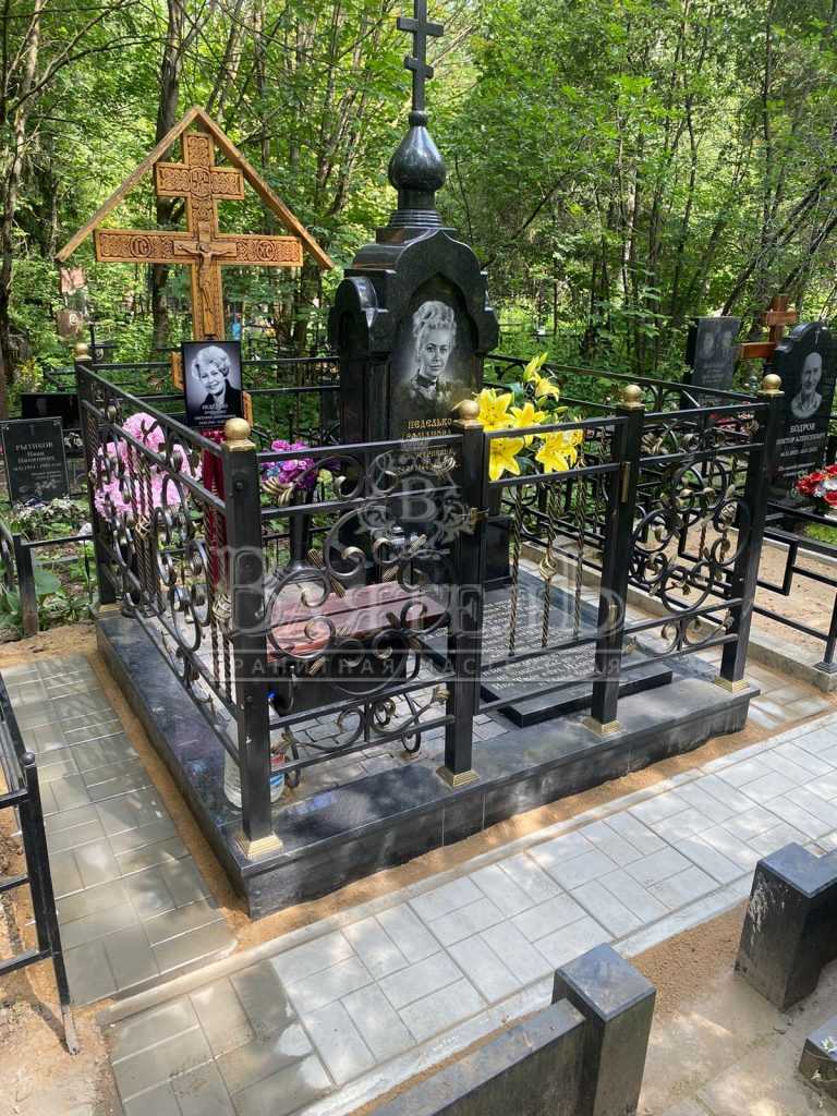 Надгробный комплекс на Волковском кладбище