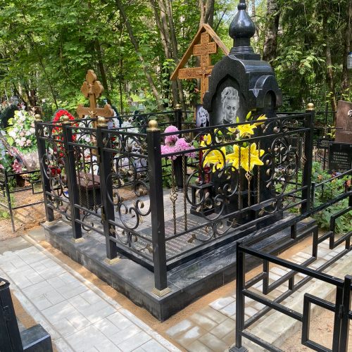 Надгробный комплекс на Волковском кладбище