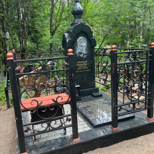 Надгробный комплекс на Волковском кладбище