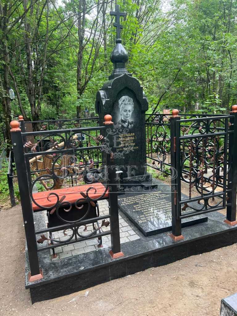 Надгробный комплекс на Волковском кладбище 17 Надгробный комплекс на Волковском кладбище