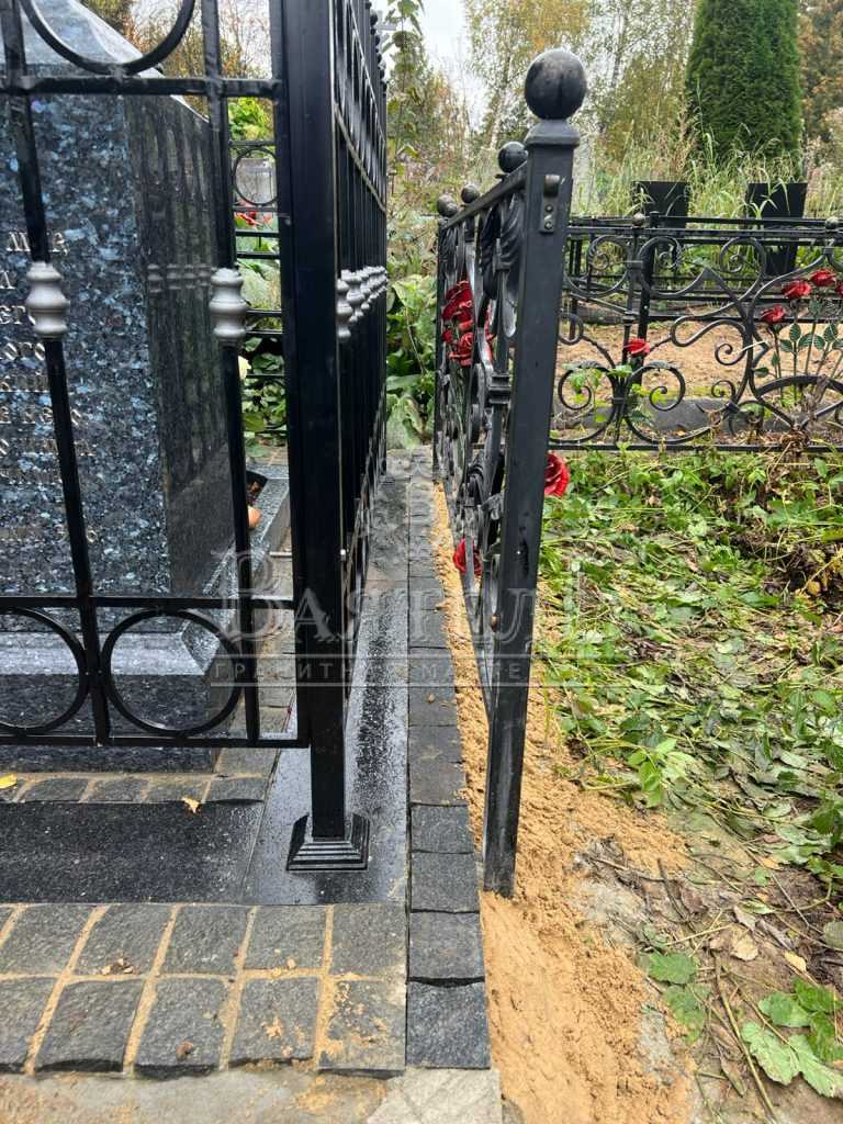 Памятник из Норвежского гранита Blue Pearl