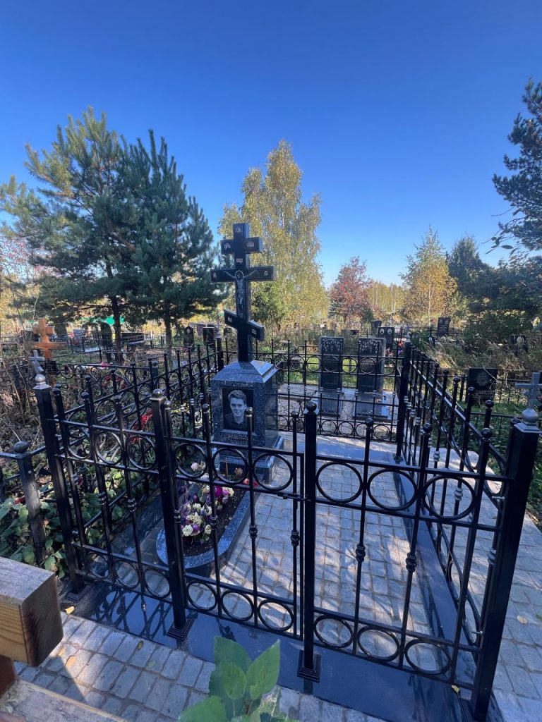 Памятник из Норвежского гранита Blue Pearl 1