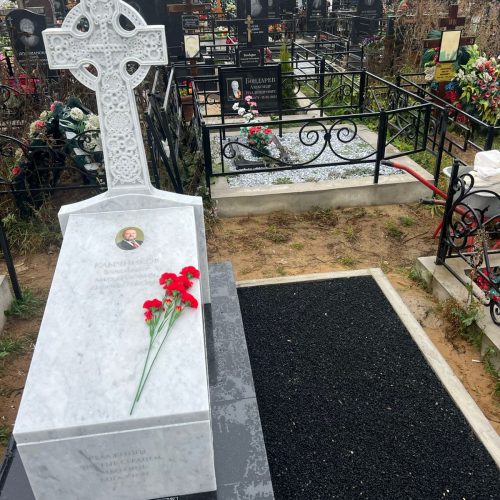 Надгробный комплекс из мрамора и гранита