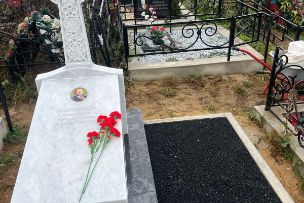 Надгробный комплекс из мрамора и гранита