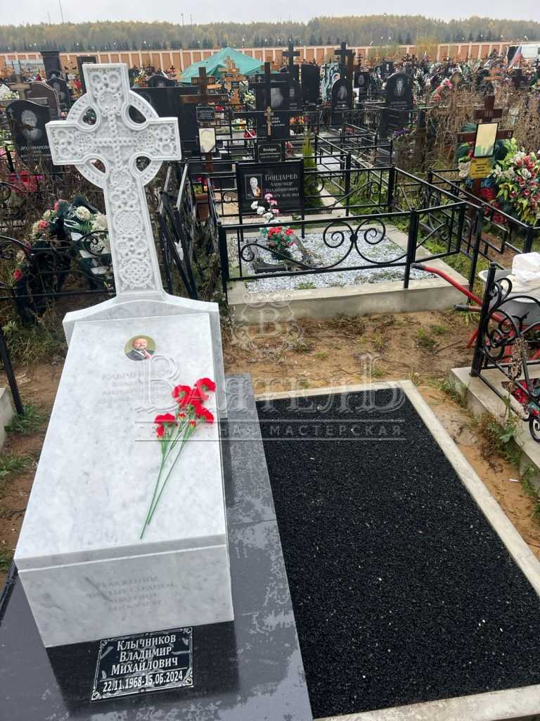 Надгробный комплекс из мрамора и гранита