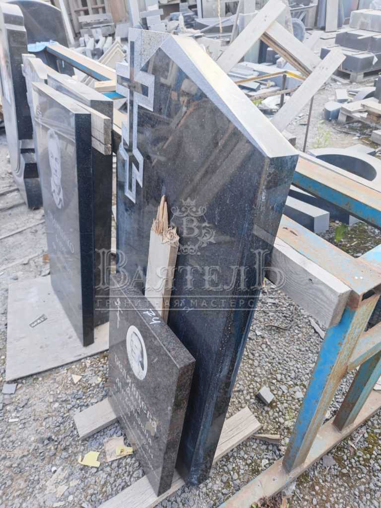 Памятник из индийского гранита Galaxy Black