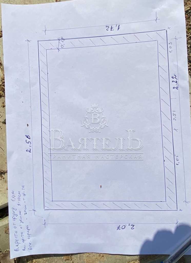 Надгробный комплекс с гранитным крестом