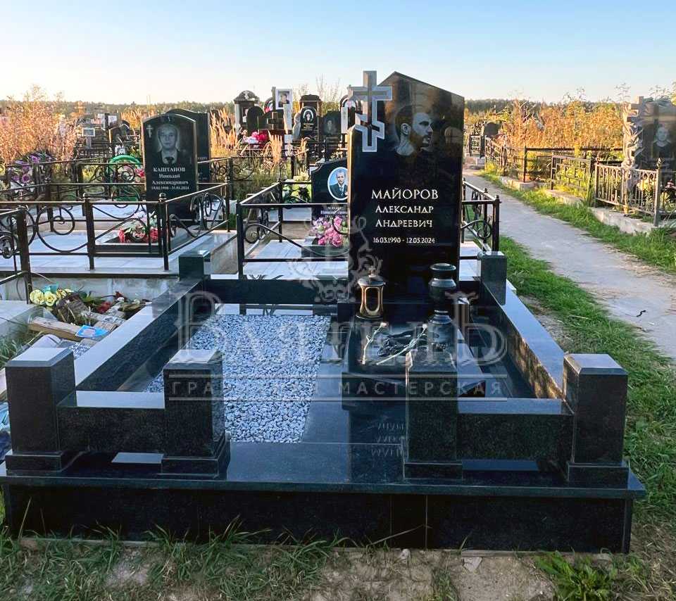 Памятник из индийского гранита Galaxy Black