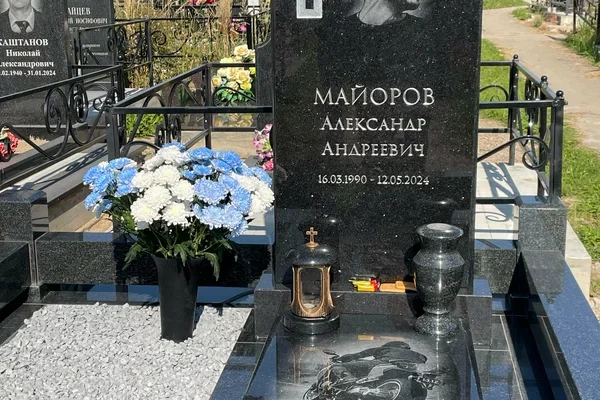 Памятник из индийского гранита Galaxy Black