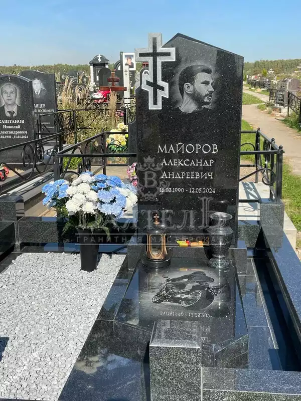 Памятник из индийского гранита Galaxy Black