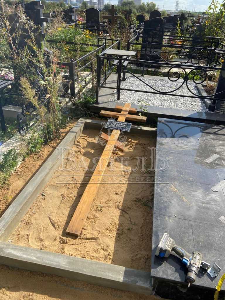 Надгробный комплекс из мрамора и гранита