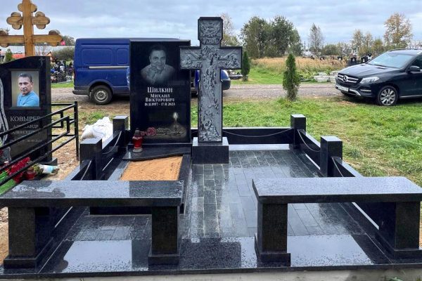 Надгробный комплекс с гранитным крестом